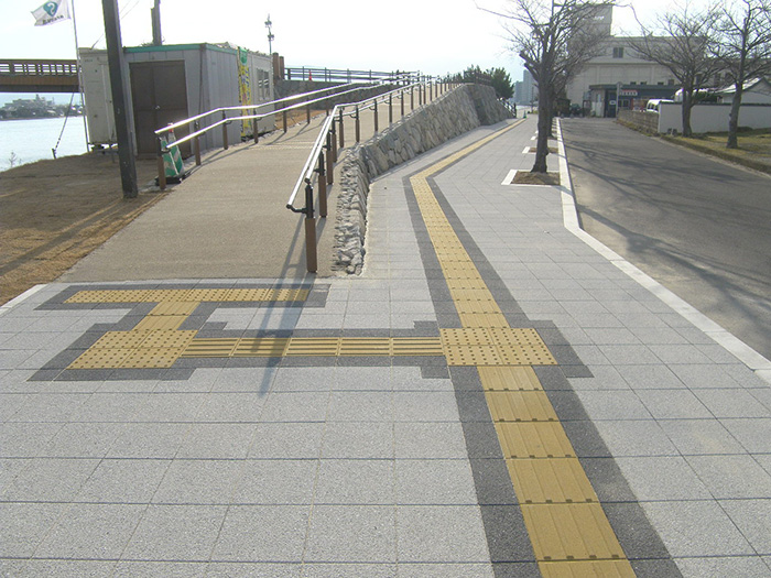 松浦河畔緑地 平板ブロック舗装