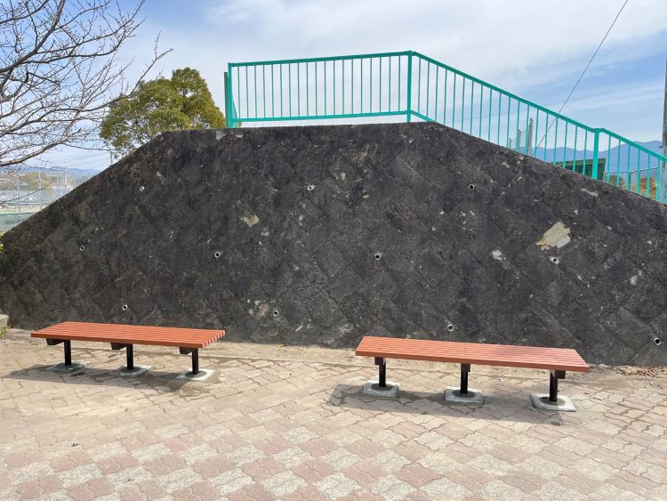 松浦河畔公園内にてベンチ設置他、工事をしました。