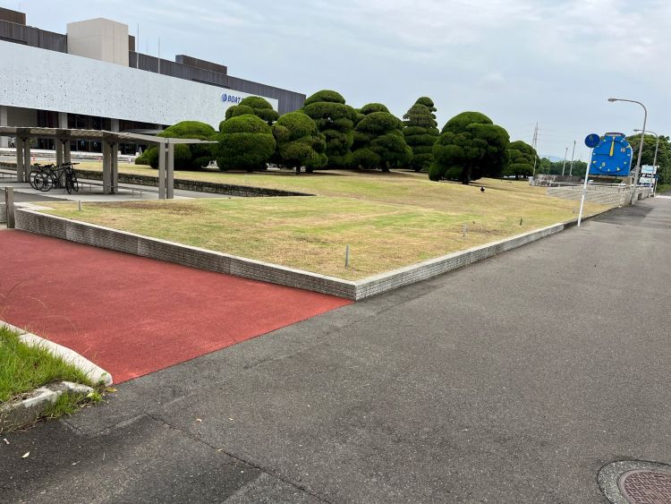 唐津市モーターボート競走場の緑地維持管理を行いました。