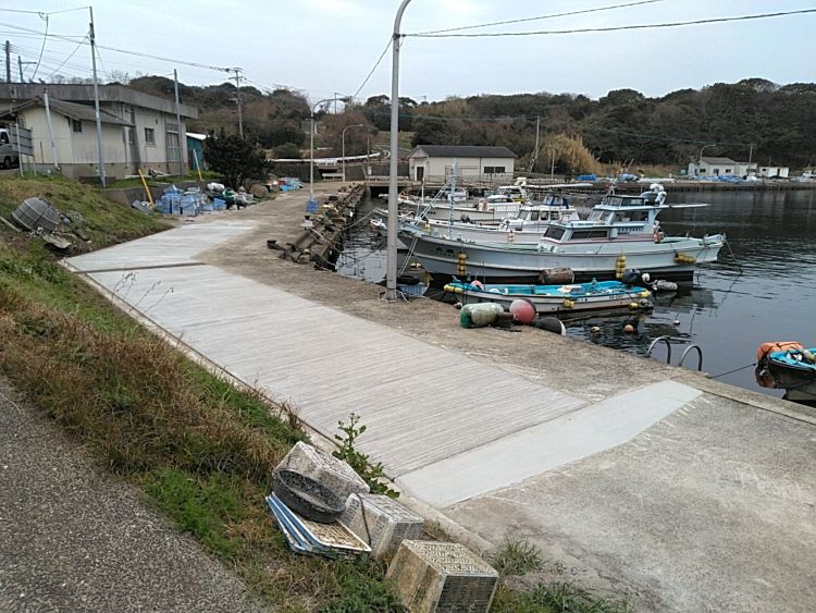 串浦漁港（淀野地区）に揚場の段差解消工事を行いました。