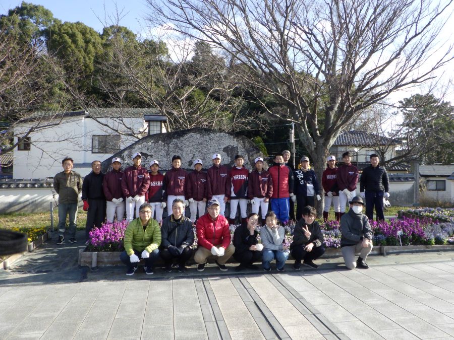 令和６年度　唐津城下の花壇内・除草作業をボランティアの方々と一緒に行いました。