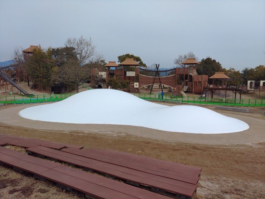 吉野ヶ里歴史公園にある、<br>“ふわふわドーム”（遊具）を新しいものに作り替える工事を行いました。